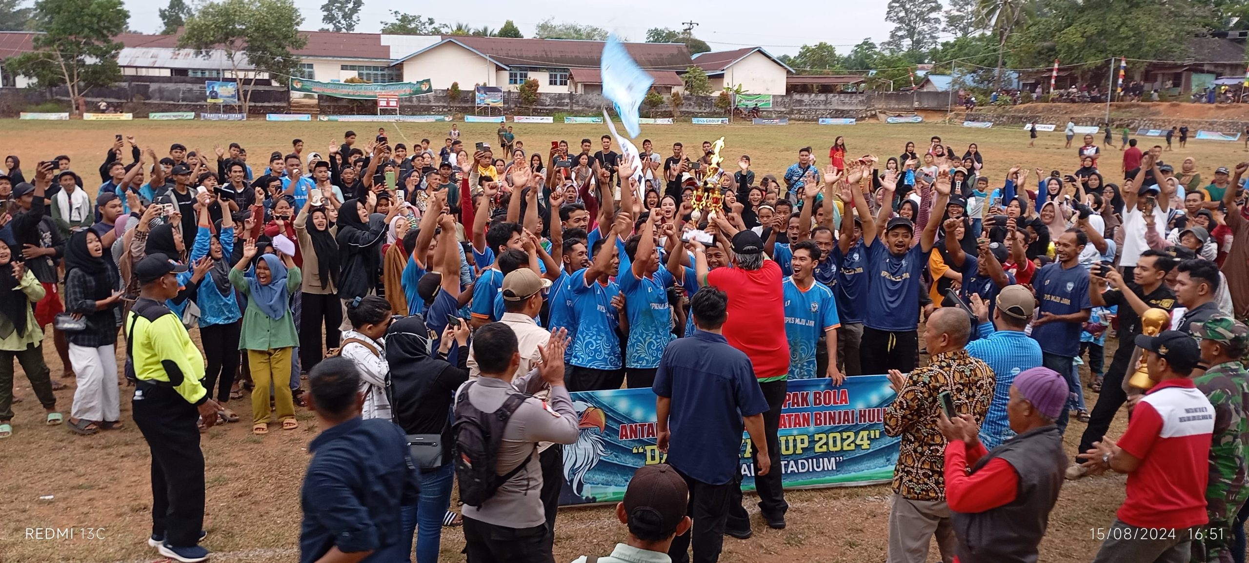 Pemberian hadiah secara langsung oleh Bupati Sintang